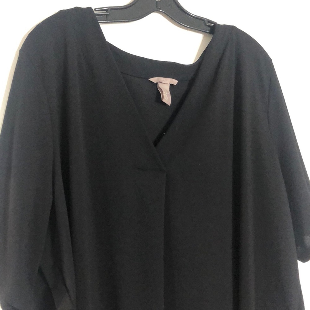 PLUS SIZE BLACK V TOP - Picture 2 of 3